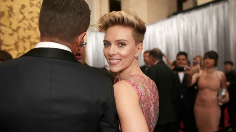 奧斯卡最夯話題之一！親密挽著「黑寡婦」史嘉蕾喬韓森，神秘帥男伴究竟是誰...