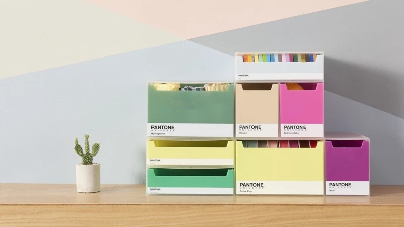 PANTONE x 聶永真生活小物進駐超商集點！玩色收納盒打造辦公桌小亮點