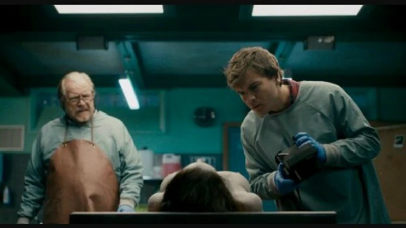 故事就從一具美麗的無名女屍開始！《陰兒房》製片團隊驚悚新作《驗屍官》