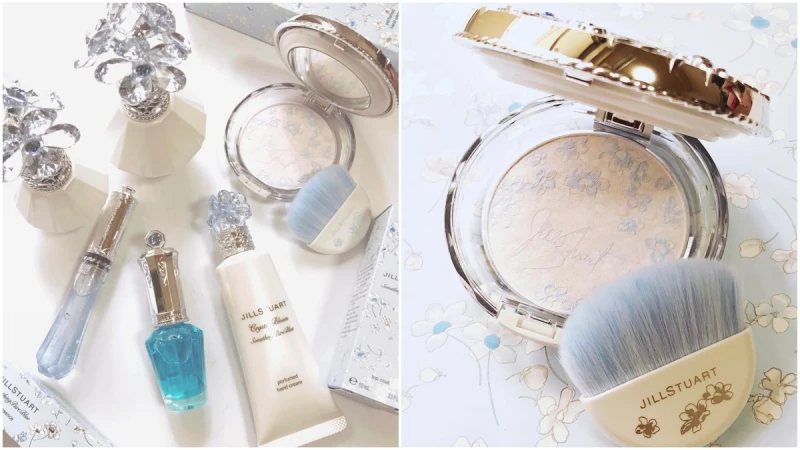 為女孩們獻上浪漫婚禮的祝福！JILLSTUART這盤蜜粉餅綴滿一朵朵粉藍色小花好夢幻