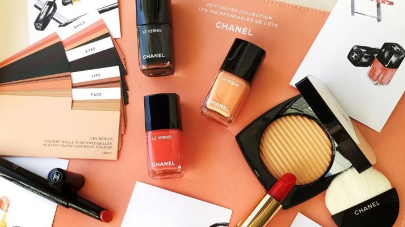 就讓陽光色澤揮灑在臉龐！香奈兒2017渡假系列帶來最燦亮動人的金色光芒！