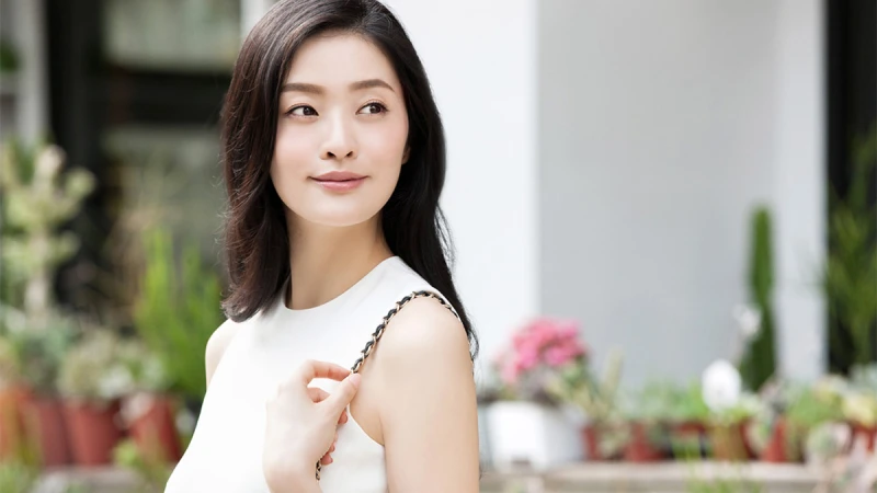 旅居倫敦超模李晨華，用「勤敷臉+超水感底妝」為肌膚隨身補光