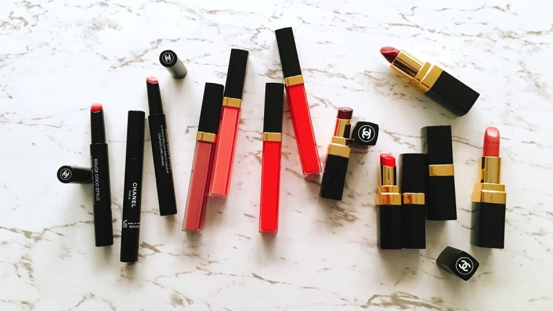 光透唇釉、唇筆、水亮唇膏…一次搞懂CHANEL香奈兒COCO系列四大唇膏(加映高人氣色號推薦)