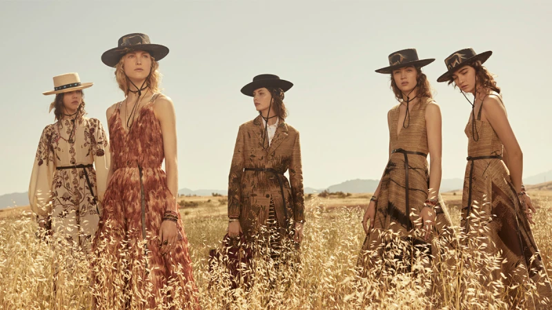 越野越美！Dior 把2018早春大秀直接搬到荒野。