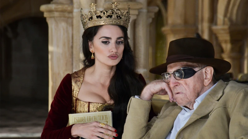 「她非常渾然天成，這個角色的服裝好像都是為了她製作！」凍齡女神潘妮洛普克魯茲《天后開麥拉》化身影壇天后！