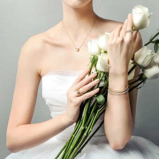 Cartier卡地亞全新婚戒，邀你一同墜入浪漫的法式求婚