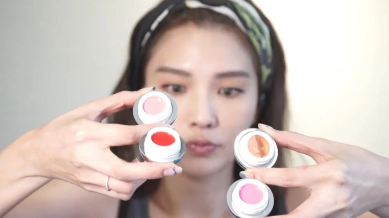 有請彩妝師Zoe示範GLAMGLOW噘噘嘴潤色唇霜！只需手指就能疊擦時髦染唇妝！