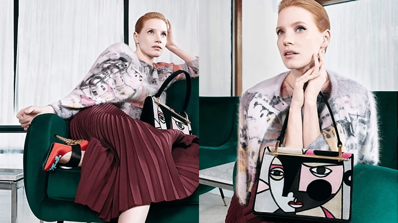 Jessica Chastain優雅詮釋！PRADA Cartella復古天鵝絨方包上的神秘女人臉龐原來代表著...
