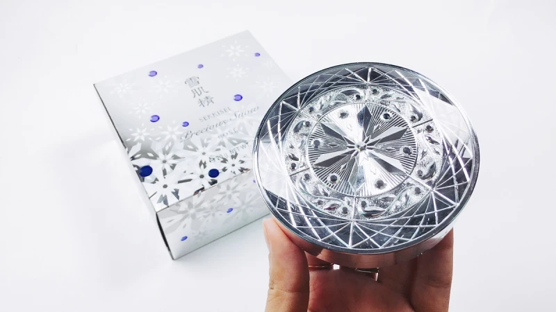 把雪肌精變成了蜜粉，抹出如雪般的透明感，配上絕美銀色鑽石外盒的雪肌精限量蜜粉