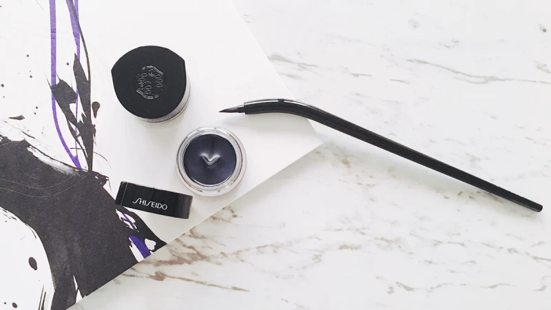 讓眼線膠更好用的小心機，就藏在罐子裡的V型設計。資生堂秋彩好貼心，再也不怕畫眼線失手