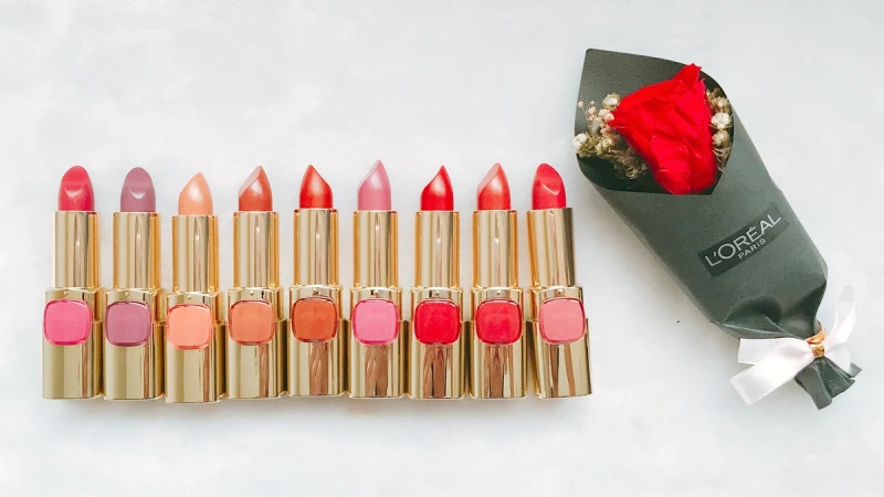 不管肌膚偏黑、偏紅，都能找到適合的「玫瑰色」唇膏，超親民的巴黎萊雅全新純色訂製唇膏不收一支說不過去