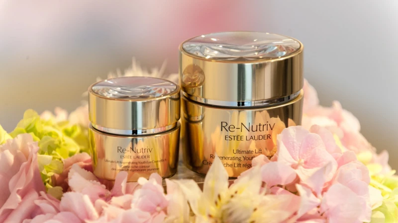 一抹是霜、抹開化成水、最後形成保護薄膜！雅詩蘭黛白金級絕世煉金花秘系列新添乳霜和眼霜2名新成員