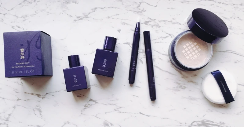 藍色琉璃瓶中裝著的雪肌精粉底液，極度水感！宛如流動的有色雪肌精，高絲御雅系列底妝即將登場