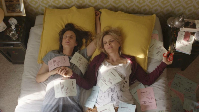 女兒和媽媽一起懷孕!茱麗葉畢諾許化身超狂媽咪,主演法國喜劇《辣媽好孕到》