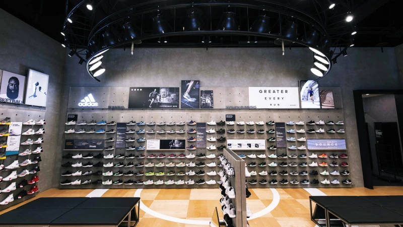 十米寬的鞋牆霸氣登場！adidas全新信義門市盛大開幕