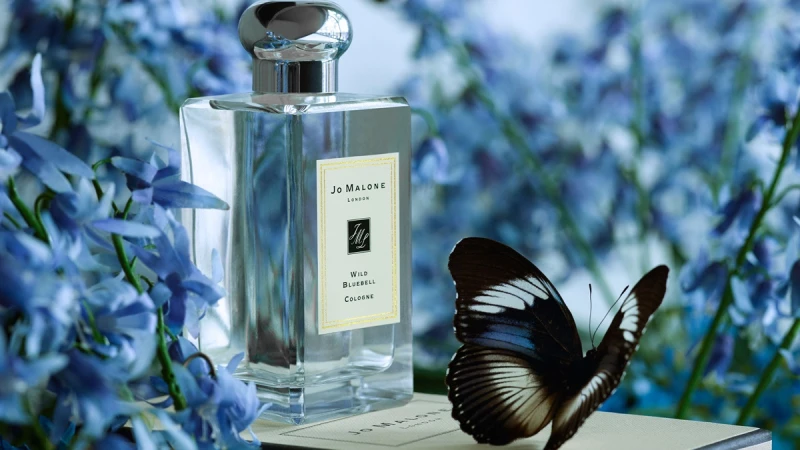 藍風鈴的細緻香氣引來了翩翩飛舞的藍色彩蝶!Jo Malone London專為藍風鈴系列推出的彩蝶限量包裝