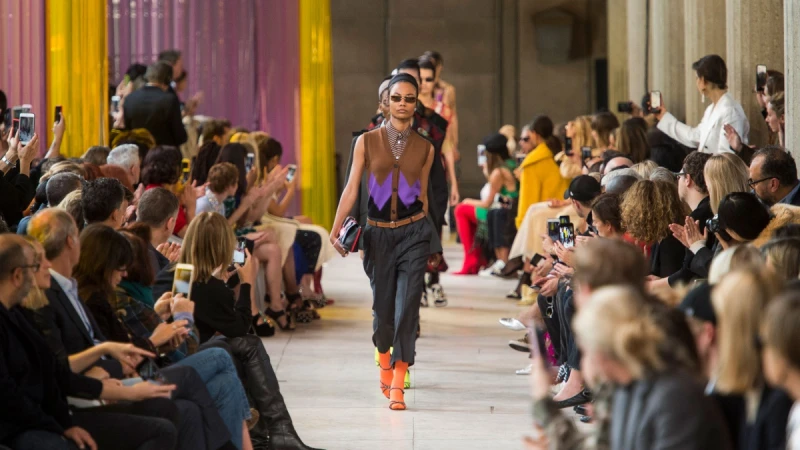 【巴黎時裝週】 Ｍiu Miu 2018春夏時裝秀 復古叛逆少女的強勢回歸！