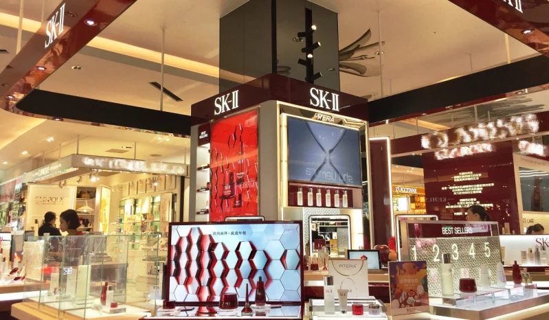 真正的美絕對禁得起五大美肌度的考驗，SK-ll首座概念櫃環形設計讓人零距離，線上預約肌齡檢測還有神秘小禮物