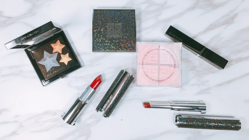 將三顆星星直接放上眼影盤，還有點點銀河點綴在小羊皮唇膏外殼。紀梵希2017聖誕彩妝從夜晚星空找靈感