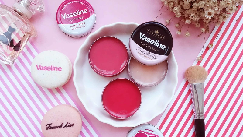 終於上市！護唇控化妝包必收的超夢幻限量版凡士林！ 讓妳擁有好想被啾一下的自然膨潤水潤雙唇！