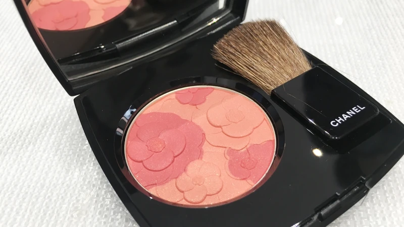 「這朵山茶花開在腮紅盤上，美得好優雅」香奈兒曾出現的限定腮紅盤熱賣到變常態品，還推珊瑚橘新色