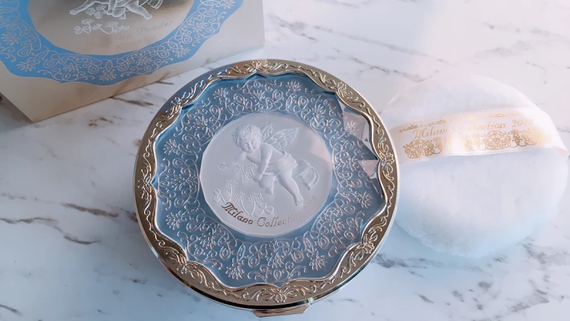 「天使輕輕漂浮在粉藍色天空上」今年是優美小天使成為佳麗寶米蘭絕色蜜粉餅的主角