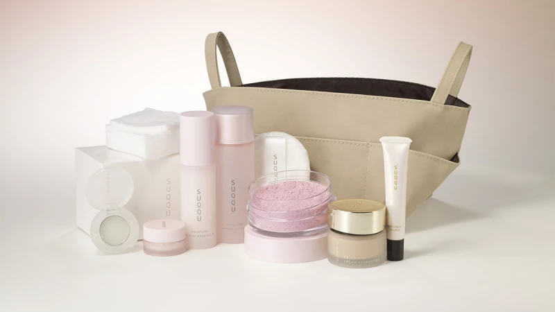 把超人氣保濕粉紅瓶、小黑馬護唇霜、一刷定妝的光采亮粉都集合,SUQQU再推出年度限定晶漾典藏彩粧組