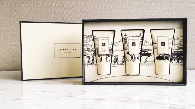 加上英國街景圖案特別俏皮！好看又好擦的Jo Malone London經典香氛護手霜組裡面有我們愛的英國梨與小蒼蘭