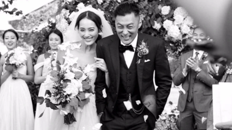 男神也成曬娃魔人！余文樂裸身抱寶寶秀健壯肌：「能見你一面，多遠都值得。」