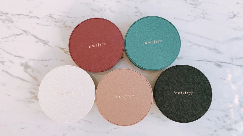 秋冬連粉盒都要穿皮衣！innisfree首度推出皮革氣墊粉餅盒，酒紅與綠色最暢銷