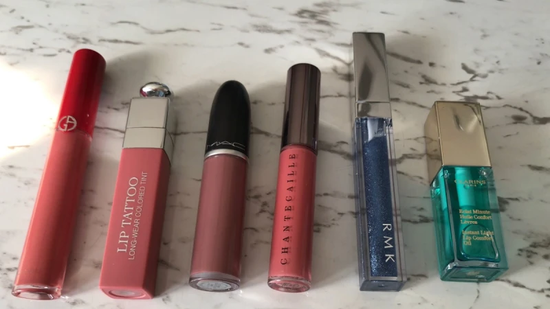 終極保存版～化妝包不能沒有它！絲絨半霧光、蜜李色、鮭魚粉…年度熱銷唇彩總盤點