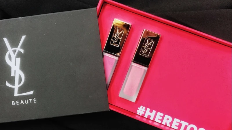 YSL BEAUTY終於可以線上訂購！一上線還推出超難買的限定腮紅盤、櫻花金管唇膏，官網限定時尚印記絲絨唇露禮盒等獨家商品