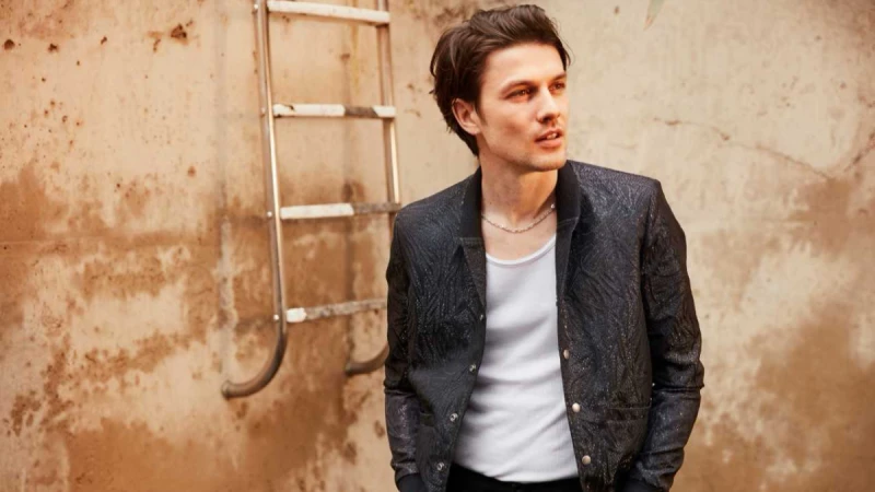 剪去長髮、丟掉帽子！27歲英倫才子詹姆斯貝James Bay推全新專輯，短髮造型帥翻