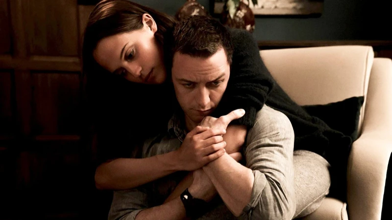 最揪心的遠距愛戀！詹姆斯麥艾維、艾莉西亞薇坎德攜手主演愛情新作《當愛未成往事》