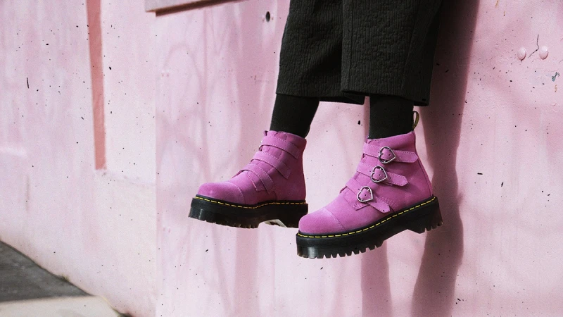 每個細節都可愛！Dr. Martens與倫敦潮牌Lazy Oaf聯名靴 打造甜甜酷女孩風格