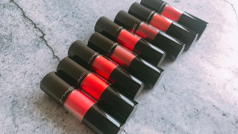 愛愛中、愛的潮紅…催情指數整個飆高！M.A.C全新推出12H染唇露，色號的命名也太煽情