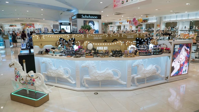 帶著全系列彩妝重返台灣!ANNA SUI打造探險遊樂園在忠孝SOGO開幕了