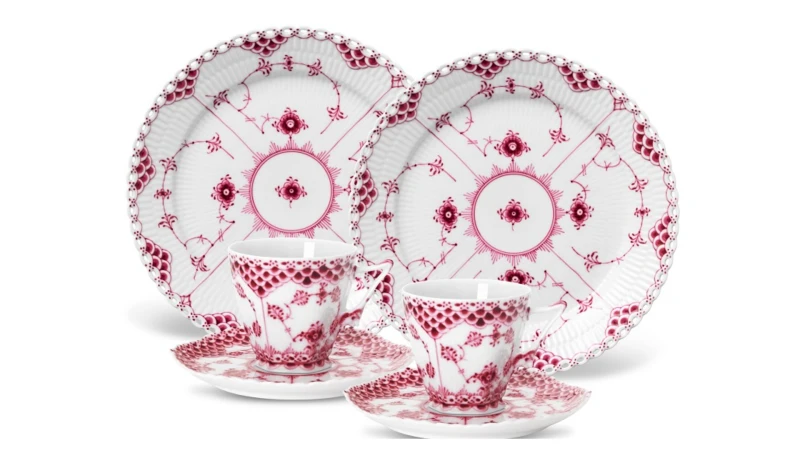 梅花躍上丹麥皇室餐瓷 皇儲御用婚禮盤 皇家哥本哈根紫紅花邊唐草盤組 首次驚豔登台