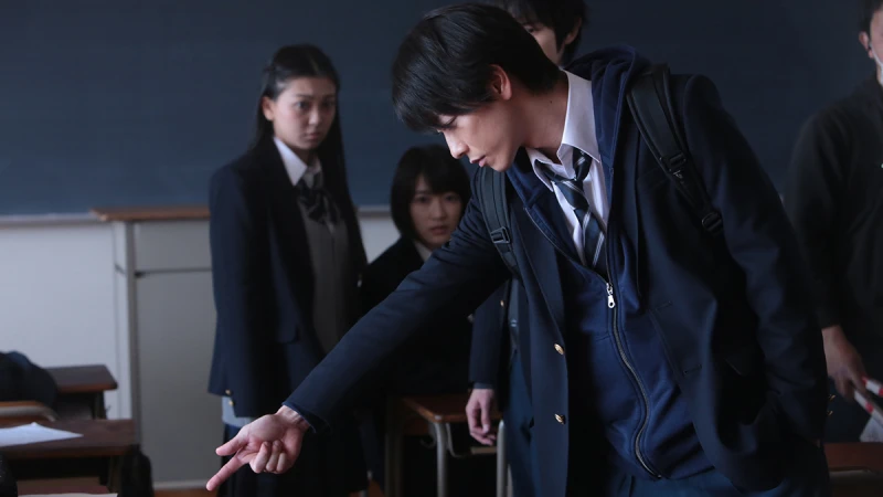 日本實力派演員佐藤健《殺戮重生犬屋敷》降齡首度演反派,窩囊英雄vs極惡高中生大對決!