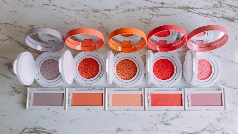 把最熱賣的5色創藝無限腮紅變成氣墊！植村秀全新推出「約會ing氣墊腮紅」，使用起來更加方便