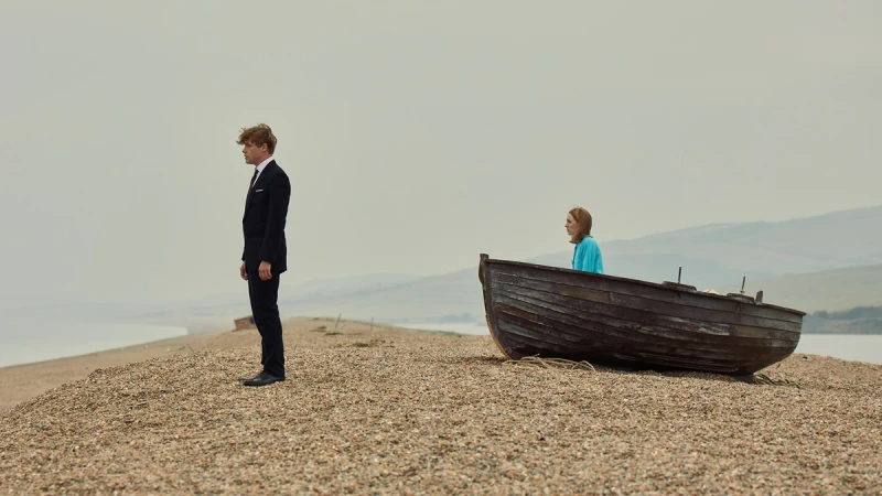 遇見妳之後生命才開始！比利霍爾、瑟夏羅南共同主演《愛，留在海灘那一天》有愛無性的婚姻還能撐下去嗎