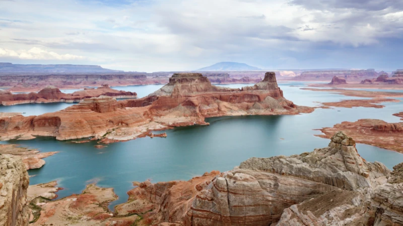 宛如科幻小說裡的絕美場景 Lake Powell Resorts and Marinas