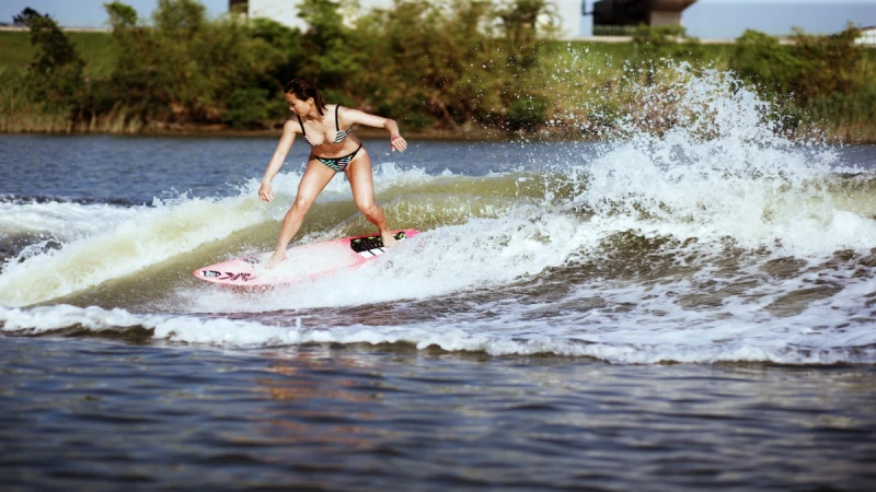 夏日達人帶路，一起來 Wakesurfing！浪花裡的高手Anita chen告訴你，這樣最好玩~