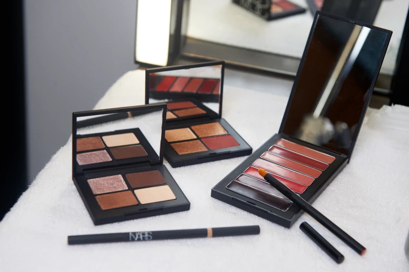 「裸蜜桃、糖果粉、櫻桃紅…」7色都是美色之選～Nars限量惹火7原罪唇彩盤，讓雙唇成為最美麗的犯罪！