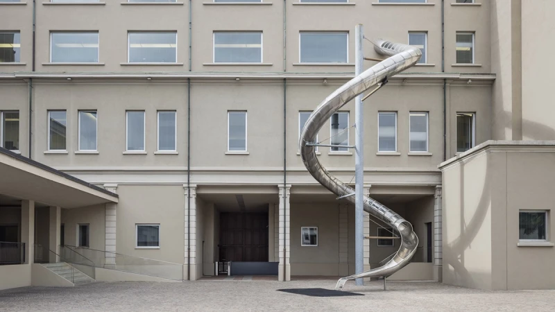 【直擊品牌總部】Prada 充滿玩心的溜滑梯