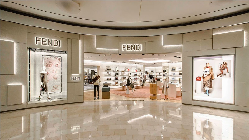 FENDI全台最大旗艦店降臨台北101！附帶時髦雨衣的Peekaboo Defender包款全台獨賣
