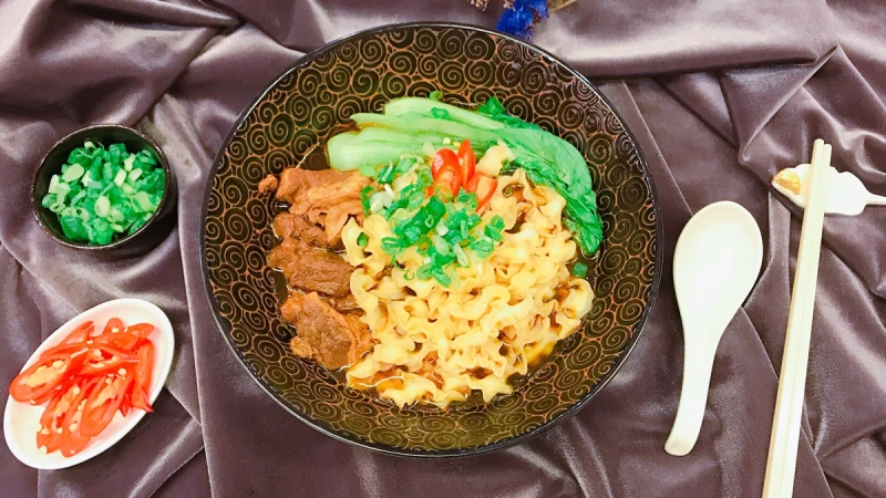 和牛牛肉麵大賣後再推高CP值限量版！阿舍食堂「究濃紅燒牛肉麵」首批家樂福買得到