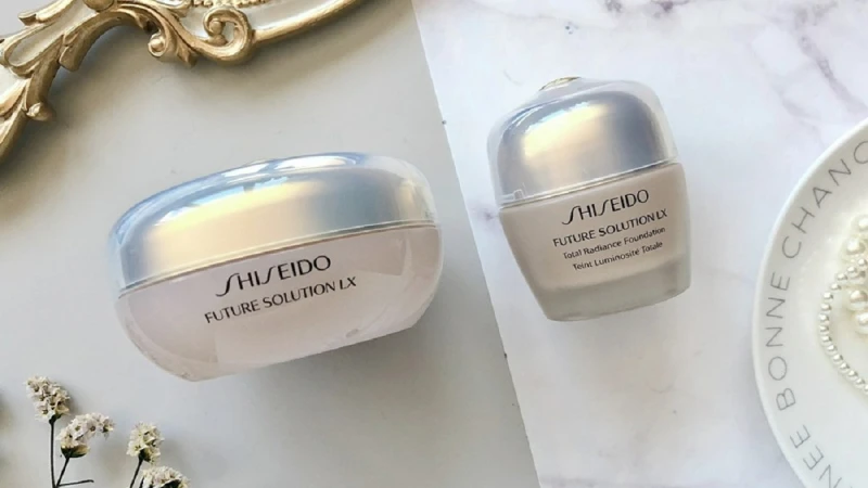 「羽般輕盈、紗般透光」的底妝就像隨時隨地修片！資生堂這瓶頂級粉霜打造的精緻光感肌太誘人~