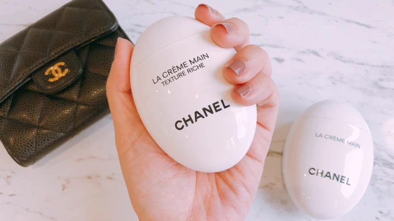 小香「鵝卵石護手霜」推滋潤版!加入玫瑰花蠟的香奈兒時尚玉手修護霜,擦完還有淡淡花香