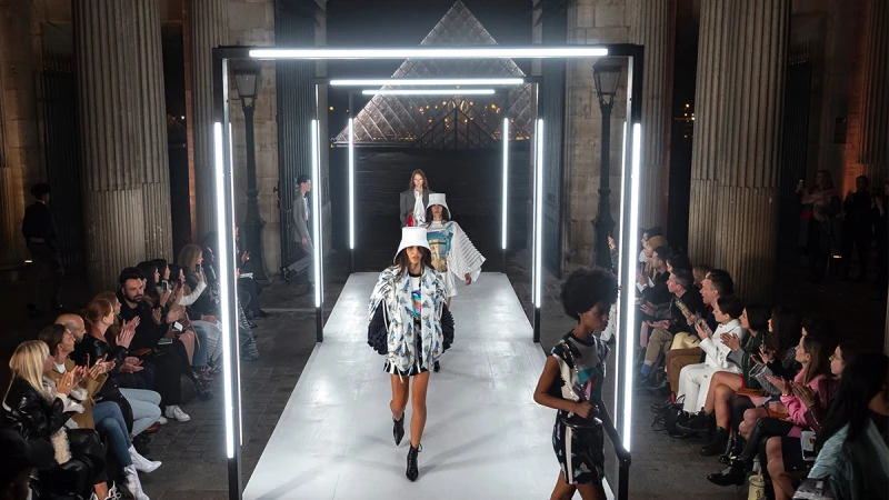 歡迎登陸LV科幻太空艙！飛碟包、太空人裝…Louis Vuitton春夏大秀帶你飛到超未來